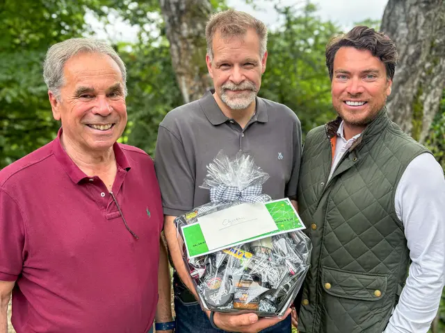 Glückwunsch zum runden Geburtstag: Die Wildpark-Geschäftsführer Norbert (li.) und Alexander Tietz (re.) gratulierten Christian Kunert | Foto: Wildpark