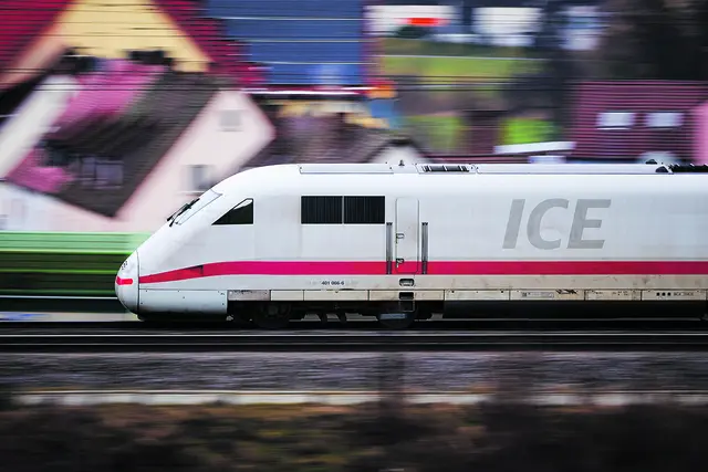 Soll der Plan für die neue Bahnstrecke umgesetzt werden, oder doch lieber der Alpha-E-Kompromiss? Politiker aus dem Landkreis Harburg halten weiterhin an der Alpha-E-Variante fest.  Aber wie denken die WOCHENBLATT-Leserinnen und -Leser darüber?  | Foto: Adrian/stock.adobe.com