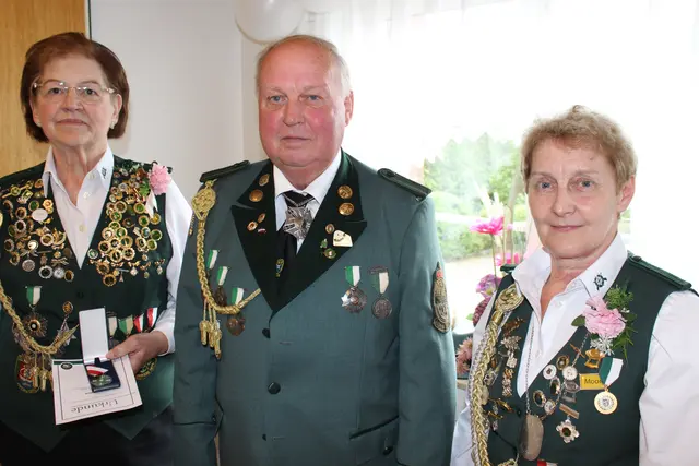 Geehrt: Ute Goes (v.li.), Joachim Seckerdieck, Anke Flügge | Foto: Schützenverein Moor