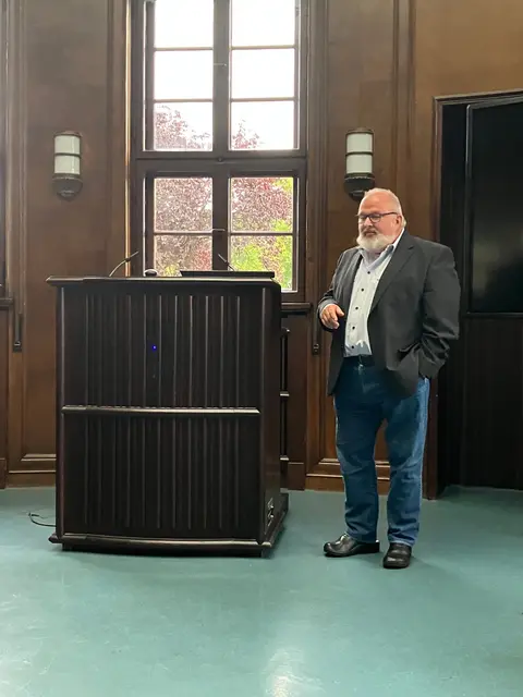 Professor Dr. Rolf Wiese bei seiner Abschiedsrede im Warburg-Haus | Foto: Giesela Wiese