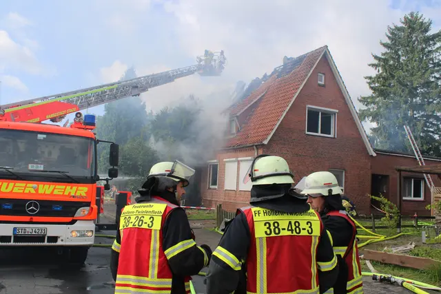 Die Zusammenarbeit zwischen Feuerwehren der Samtgemeinde Lühe und der
Hansestadt Stade klappte hervorragend | Foto: Stefan Braun /Feuerwehr Landkreis Stade
