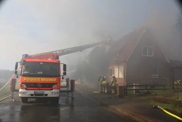 Die starke Rauchentwicklung machte eine Warnung an die Bevölkerung nötig | Foto: Stefan Braun /Feuerwehr Landkreis Stade