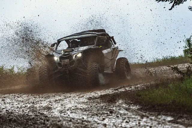Der Schlamm spritzt hoch: Bei der Hellas Rallye waren Gatz und Gehrmann mit ihrem Buggy unterwegs | Foto: SG Racing Nordheide
