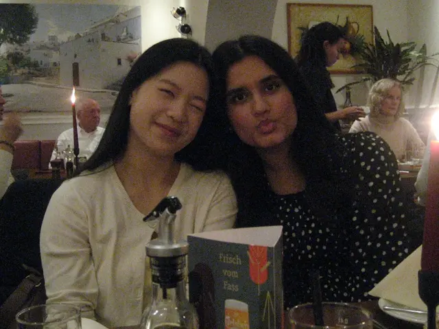Celine Nguyen (links) und Zahra Zarif- zwei 16-jährige Mädchen, die zwischen den Kulturen stehen | Foto: Louisa Milord