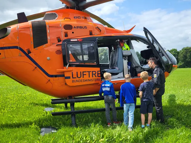 Der Pilot dieses Rettungshubschraubers nahm sich viel Zeit, den Kindern alles in Ruhe zu erklären, nach und nach gesellten sich immer mehr Interessierte aus der Nachbarschaft dazu | Foto: sh