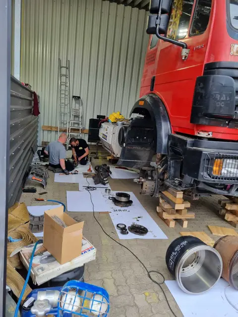 Bei der Arbeit. Die beiden Schrauber haben auch Hilfe von Freunden | Foto: SG Racing Nordheide