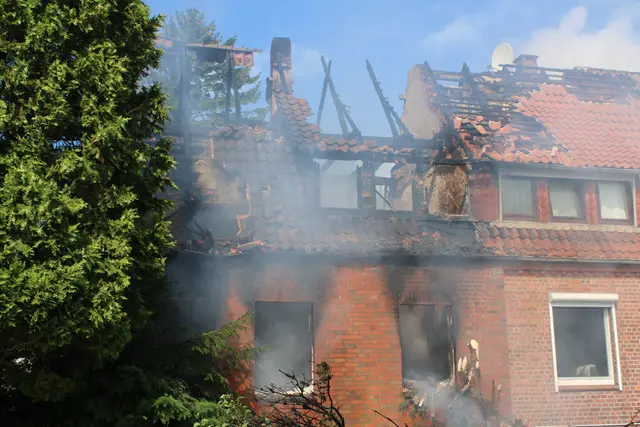 Bis auf Schäden am Dach konnte die zweite Haushälfte gehalten werden | Foto: Stefan Braun /Feuerwehr Landkreis Stade