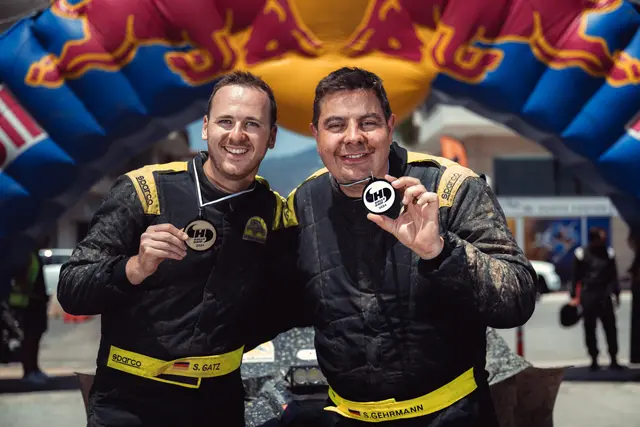 Sebastian Gatz und Stefan Gehrmann stolz nach der Siegerehrung bei der Hellas Rallye | Foto: SG Racing Nordheide