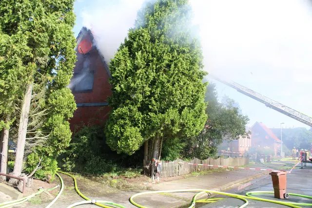 Hohe Bäume erschwerten zunächst die direkte Brandbekämpfung | Foto: Stefan Braun /Feuerwehr Landkreis Stade
