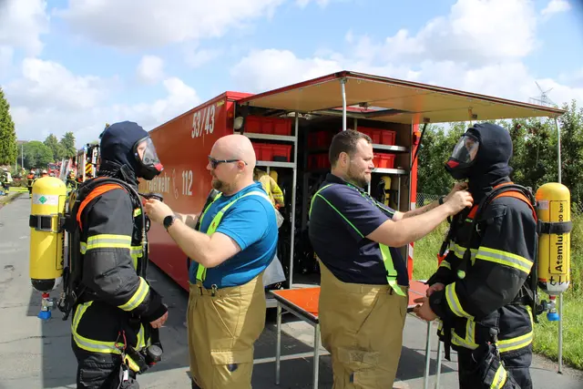 Auch der Atemschutzcontainer der Kreisfeuerwehr kam zum Einsatz | Foto: Stefan Braun /Feuerwehr Landkreis Stade