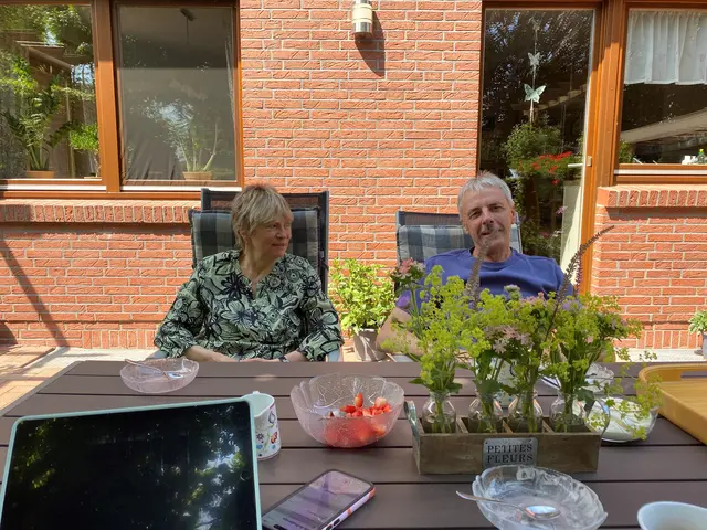Kirsten Kanitz-Nawrath, langjährige Mitorganisatorin, und  Aussteller Burkhard Tiedemann | Foto: Stadtmarketing Harsefeld