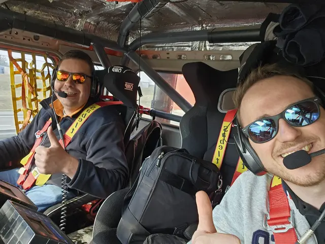 Die beiden Motorsportfreunde sind glücklich über ihren Kauf | Foto: SG Racing Nordheide