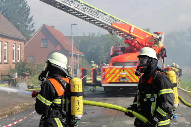 Auch auf der Straße war teilweise das Tragen von Atemschutz notwendig | Foto: Stefan Braun /Feuerwehr Landkreis Stade