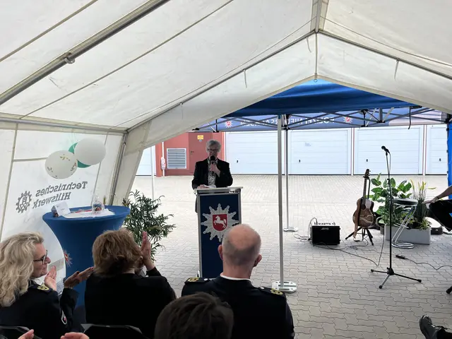 Emily Weede überreichte der Polizei Maschen im Namen der Gemeinde einen Gutschein der Bäckerei Schrader | Foto: sra