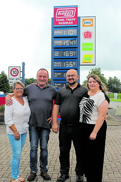 Anja und Wilfired Seba (li.) übergeben ihren Betrieb mit Tankstelle und Werkstatt an Alex und Olga Schechtel | Foto: sb
