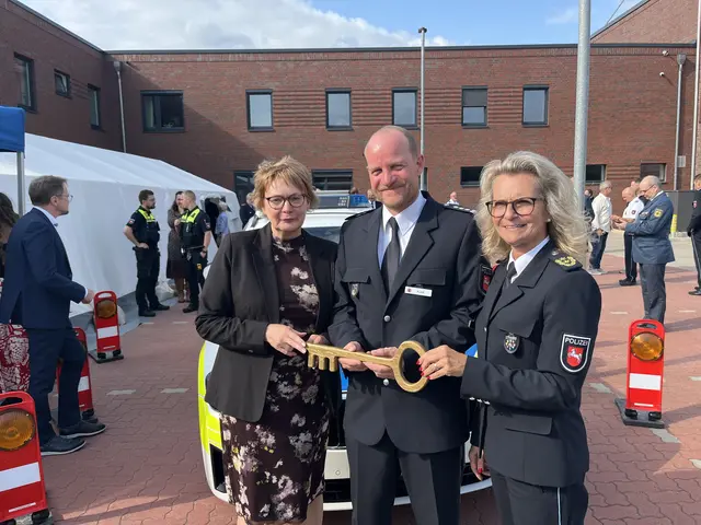 Die symbolische Schlüsselübergabe (v. l.): Niedersachsens Ministerin für Inneres, Sport und Digitalisierung Daniela Behrens, Erster Polizeihauptkommissar Oliver Kues, Leiter des Autobahnpolizeikommissariats Maschen, und Kathrin Schuol, Polizeipräsidentin der Polizeidirektion Lüneburg | Foto: sra