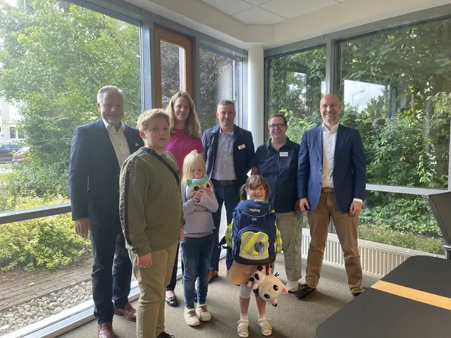 (v.L.) Präsident Lars Hagemeier, Jayden, Kathrin Hampfe (Evangelische Jugendhilfe Friedenshort GmbH), Antonia, Dietmar Wittke (Geschäftsführer AWO Kreisverband Harburg-Land e.V.), Antonia, Claudia Prössel (AWO) bei der Ranzen-Übergabe und Lions-Mitglied Andrej Pletter, der diese Ranzen-Aktion erfolgreich koordinierte  | Foto: Lions Club Buchholz-Nordheide