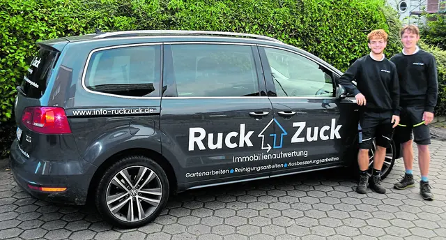 Yannik Behrndt (li.) und Ben Bornemann sind mit ihrem Firmenwagen in der  Region rund um Buchholz unterwegs. Kunden in 25 Kilometer Umkreis werden gerne angenommen  | Foto: Axel-Holger Haase