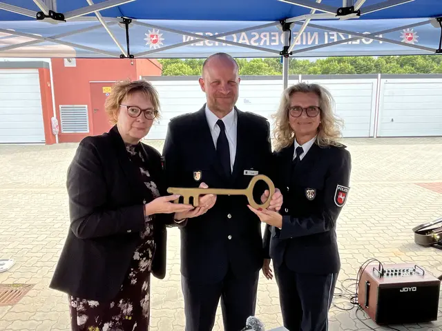 Die symbolische Schlüsselübergabe (v. l.): Niedersachsens Ministerin für Inneres, Sport und Digitalisierung Daniela Behrens, Erster Polizeihauptkommissar Oliver Kues, Leiter des Autobahnpolizeikommissariats Maschen, und Kathrin Schuol, Polizeipräsidentin der Polizeidirektion Lüneburg | Foto: sra