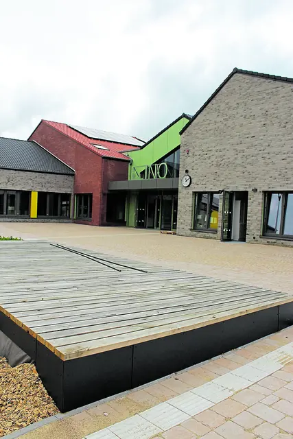 Die Blino-Grundschule sieht aus wie ein kleines Dorf | Foto: sb