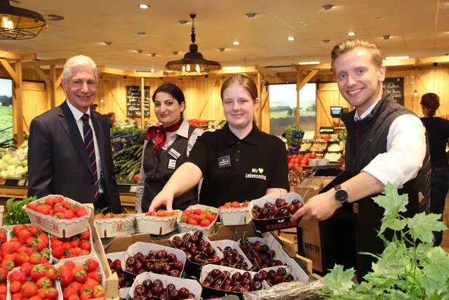 Einen Einblick in den Praktikumstag und die Arbeit im Einzelhandel erhält  Landrat Rainer Rempe (v. li.) von Houda El-Soukie, Praktikantin Kassandra Brandt und Jonas Meyer | Foto: Landkreis Harburg