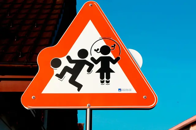 Vorsicht - Kinder und Jugendliche spielen ... Und das ist gut so ... | Foto: Roly Vasquez