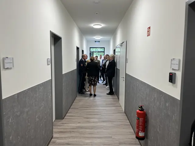 Auch Ministerin Behrens, die stellvertretende Landrätin Anette Randt und Seevetals Bürgermeisterin Emily Weede ließen sich bei einer Führung durch das neue Gebäude die Räumlichkeiten zeigen | Foto: sra