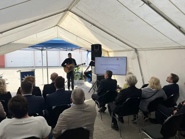 Marvin Schories von der Polizeiinspektion Heidekreis sorgte mit drei Musikstücken für musikalische Auflockerung zwischen den Redebeiträgen | Foto: sra