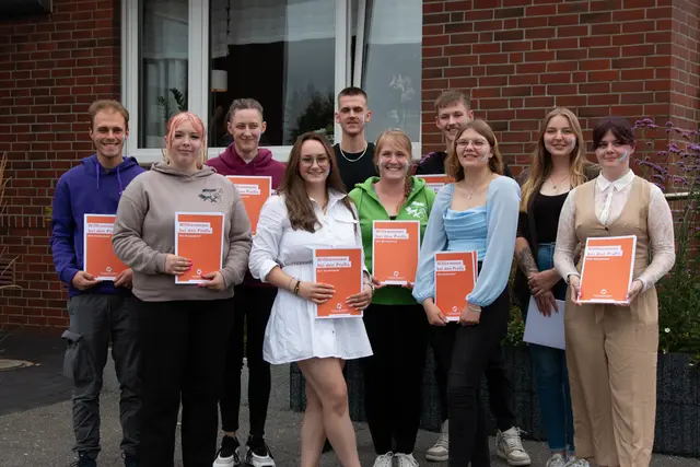 Die Absolventen mit ihren Gesellenbriefen | Foto:  www.moin-handwerk.de