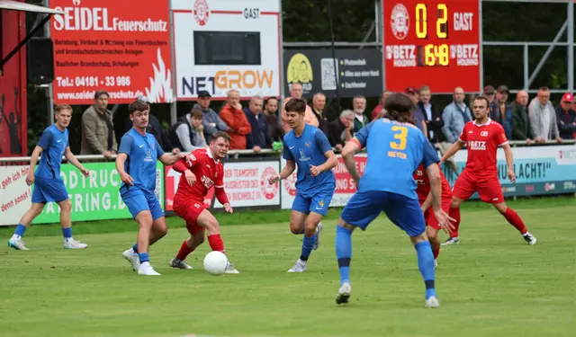 Der Buchholzer Torben Rembarcz (Mitte) im Ballbesitz | Foto: cc