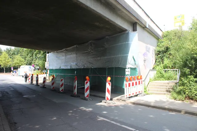 Arbeiten unter der Brücke | Foto: pm