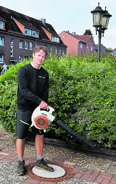 Die äußere Ansicht ist des Gesicht einer Firma. Daher ist die Pflege der Außenanlage sehr wichtig. Ben Bornemnann beim Entfernen von Blättern   | Foto: Axel-Holger Haase