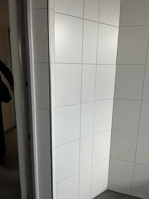 Damit sich niemand neben der Tür in einer Ecke verstecken kann, wurde dieser Bereich durch eine durchdachte Bauweise gar nicht erst geschaffen | Foto: sra