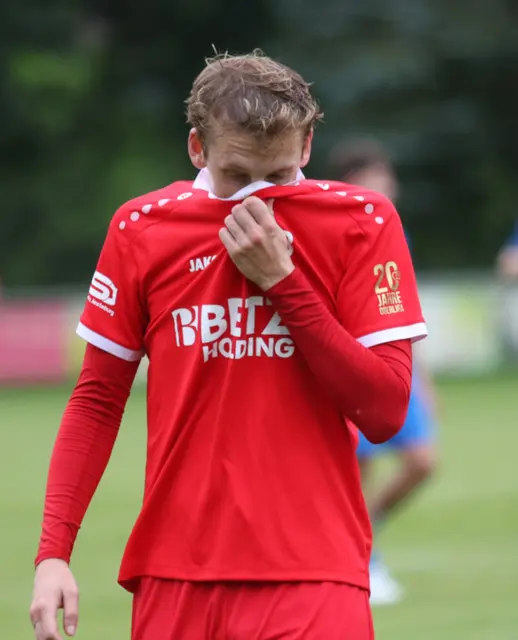 zuerst Gelb-Rot für 08-Torjäger Niklas Schulz | Foto: cc