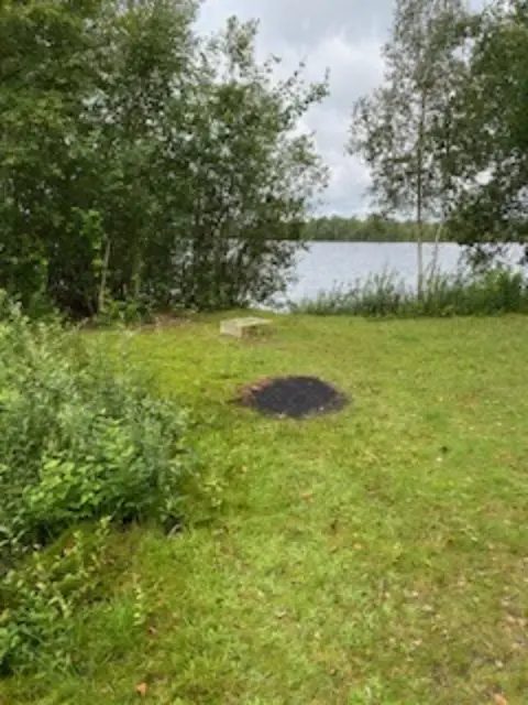 Krummer Damm mit Feuerstelle und Betonblock für Schautafel | Foto: Schlichtmann