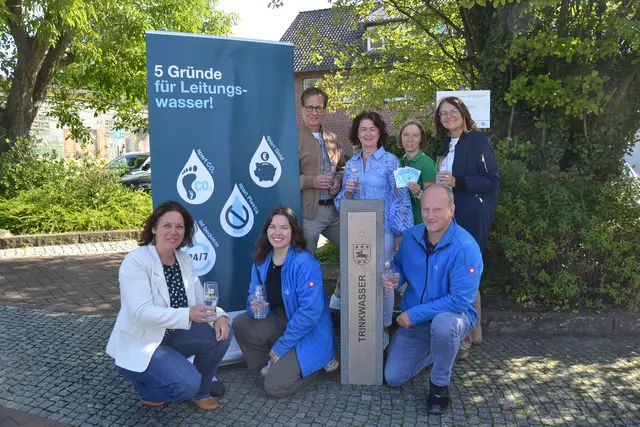 Weihten den neuen Trinkwasserbrunnen offiziell mit einem Schluck Wasser ein: (vorne v.li.) Mareike Wilshusen, Klima-Managerin Harsefelder Rathaus, Hanna Lewandowski und Dirk Wibusch vom Trinkwasserverband Stade und (hinten v.li.) Peter Walthart, Bauamtsleiter Harsefeld, Susanne de Bruijn, Bürgermeisterin, Nicola Kaatz, Regionalmanagerin LEADER-Region Moorexpress-Stader Geest und Ute Kück, Gemeindedirektorin von Hersfeld | Foto: sc