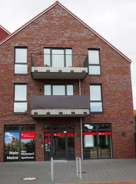 Die letzten Arbeiten laufen noch, aber ab Montag heißt die Sparkasse ihre Kunden in der Bahnhofstraße 7 willkommen | Foto: Sparkasse
