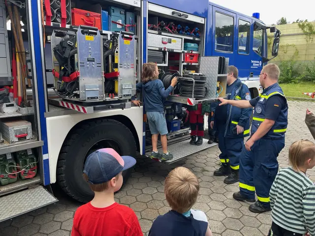 Bei der Jubiläumsfeier können die Einsatzfahrzeuge angeschaut werden | Foto: THW