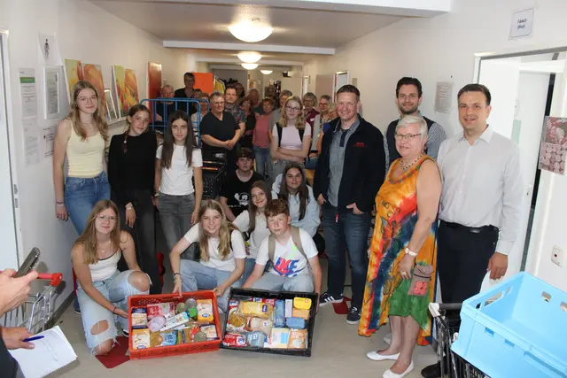 Freude über den Aktionserfolg: die Salzhäuser Oberschüler mit "InterZOB"-Aktiven sowie (hi., v. re.) Pastor Martin Alex, Edeka-Marktinhaber Marco Düver und Rewe-Marktleiter André Scheibel | Foto: ce