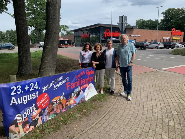 Das Orga-Team des Festes (v. li.): Tanja Jäger (famila), Carmen Otte (Bürger- und Gewerbeverein), Kai Warneke (VfL Jesteburg) und Bernd Jost (Bürger- und Gewerbeverein, Verein Naturbühne) | Foto: BGV