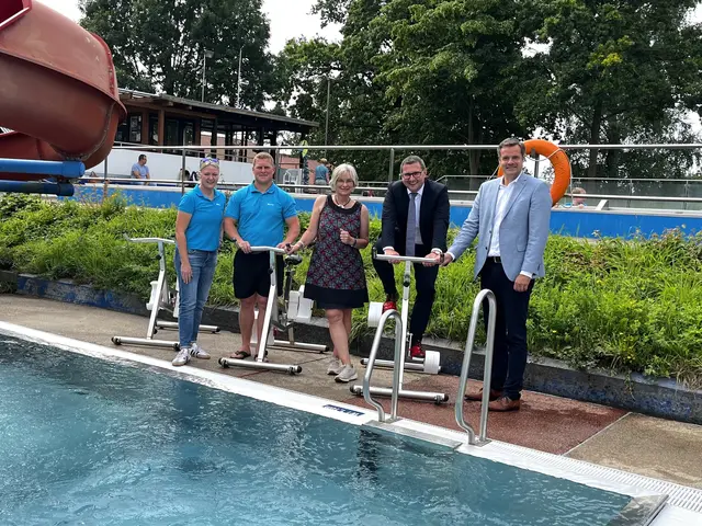 Übergabe der Aquabikes (v. li.): Melanie Blank, Martin Block (beide Förderverein Freibad Tespe), Samtgemeinde-Bürgermeisterin Kathrin Bockey, Andre Fleischer (Volksbank Winsener Marsch) und Markus Prang (Stadtwerke Geesthacht) | Foto: Samtgemeinde Elbmarsch