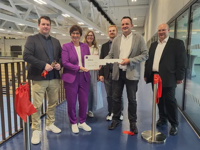 Schlüsselübergabe: Timm Hubert (v. li.), Katja Oldenburg-Schmidt, Kirstin Wermbter, Stefan Martens, Daniel Kahnert und Stefan Griebel 