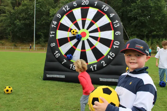 Ein großer Fußball-Darts-Fan: Leo Leisner (6) aus Jesteburg machte im vergangenen Jahr begeistert beim Sportfest mit | Foto: pöp