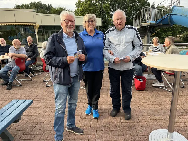 Jürgen Wiese (v. li.) und Jürgen Matthies erhielten von Maren Pfaff einen Gutschein für ihre 50-jährige Teilnahme am Frühschwimmen | Foto: sra