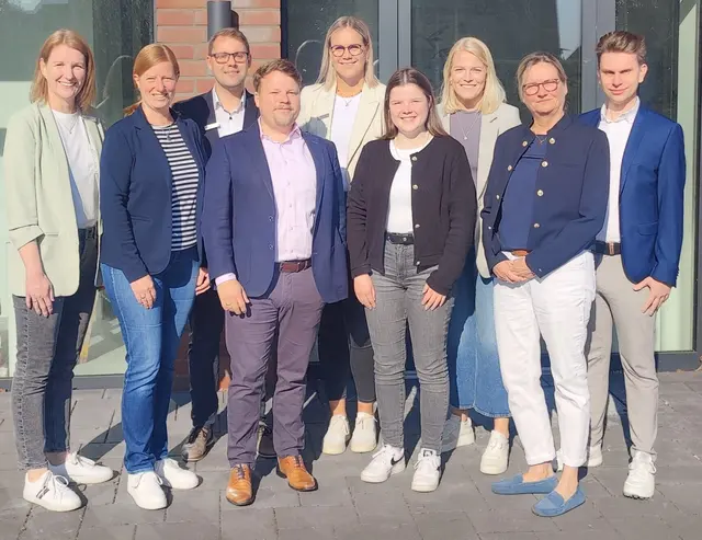 Die Sparkasse ist ab Montag, 11. August, am neuen Standort für ihre Kunden da (von links): Melanie Turkalj, Melanie Mäurer, Andre Koch, Regionalleiter Matty Neumann, Evelyn Schulz, Kim Alina Wittkowsky, Angelina Fitschen, Corinna Leibetseder und Florian Domke Fotos: Sparkasse Harburg-Buxtehude | Foto: Sparkasse