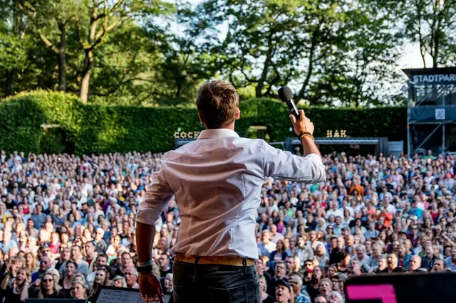 Sören Schröder bringt die Massen - hier im Hamburger Stadtpark - zum Singen  | Foto: Schröder