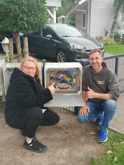 Holger und Petra vor einem gefundenem Cache in Gräpel | Foto: Isanowski