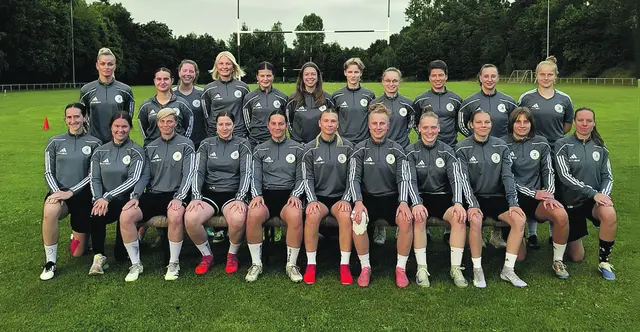 Das Oberligateam (hinten v. li.): Maleen Gerkens, Miriam Pahl, Svenja Benecke, Lea Junge, Hanna Schubert, Flaminia Caffarelli, Thora Schädel, Mirjam Reißer, Karen Schäfer, Janine Von-Der-Wroge, Annika Paschköwitz; (vorne): Felice Wulf, Lisa Fischer, Annalena Otto, Larissa Parchatka, Antonia Herrmann, Theres Garbers, Lina Appel, Johanna Scholles, Pia Wejlupek, Nina Bichler, und Laura Daldorf.
Zur Mannschaft gehören noch Lea Dorn, Anna-Lena Günthel, Paula-Marie Herwig, Lena Staack, Desiree Steinike, Fabienne Stejskal, und Laura Vetter (nicht auf dem Foto)  | Foto: FC