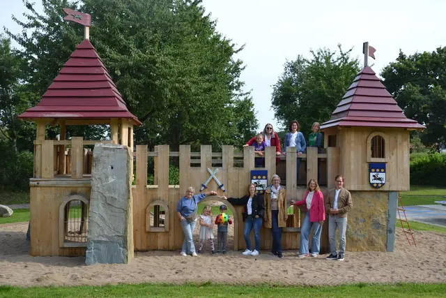 Eine neue Burg zum Spielen: Vertreterinnen des Harsefelder Rathauses, der Politik, der LEADER-Region und einige Kinder eröffnen den neuen Spielplatz | Foto: sc