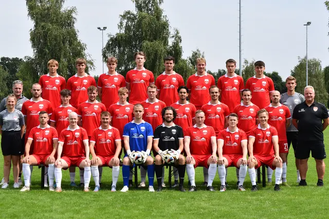 SG-Team (oben v. li.): Til Jona Boving, Simon Meyer, Thilo Hilbrands, Patrick Werner, Luca Wiechers, Vincent Grzywaczewski, Maximilian Garbers, Hannes Trodler; (Mitte v. li.): Kine Matthies (Physio), Marinus Bester, Marvin Schulga, Niklas Löffler, Felix Peschke, Marvin Bork, Sascha Damm, Bryan Döderlein De Win, Moritz Bahn, Marco Werner, Moritz Wagener, Yannick Hinsch und Peter Hoffmann.
Zur Mannschaft gehören noch Tjark Schmitt, Jan-Niklas Schulga, Torben Riemer, Björn Willert, Frederik Pein, und Dzenan Derlek (nicht auf dem Foto)

  | Foto: SG
